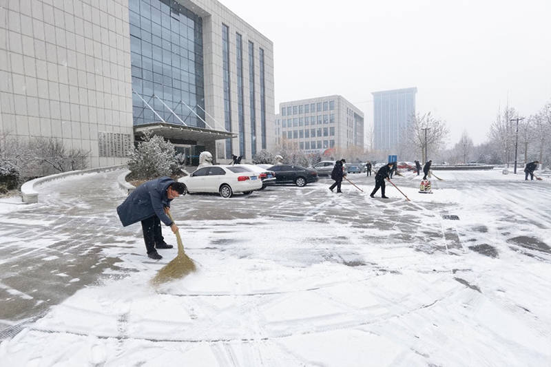 瑞雪兆豐年 勞動展風(fēng)采——陽信縣城投集團(tuán)組織干部職工開展義務(wù)掃雪活動