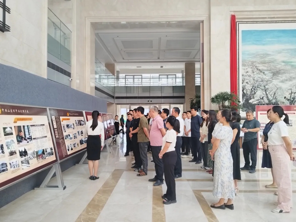 陽信縣城投集團黨委組織全體黨員參觀中共山東百年歷史圖片展暨紀念渤海區(qū)成立80周年圖片展